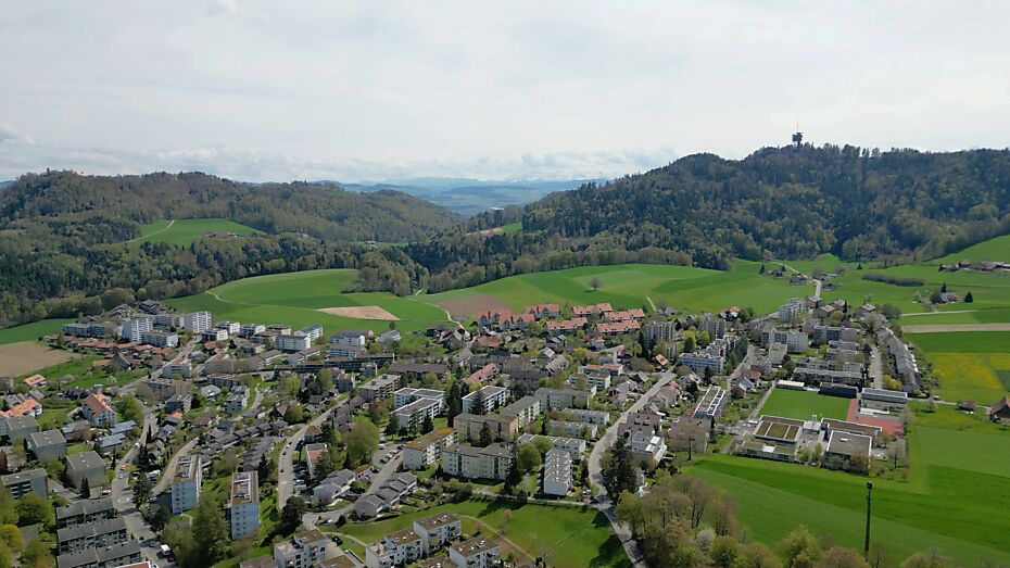 Luftbild über Schliern mit dem Ulmizberg im Hintergrund